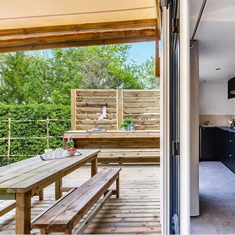 BUNGALOW 4 personnes - Ultimate | 2 Ch. | 4 Pers. | Terrasse couverte | Jacuzzi | Douche extérieure | 1 SDB | Clim. | TV
