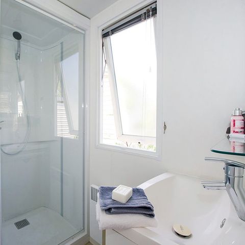 Mobilhome 5 personnes - Comfort | 2 Ch. | 5 Pers. | Terrasse surélevée | 2 SDB | Clim. | TV