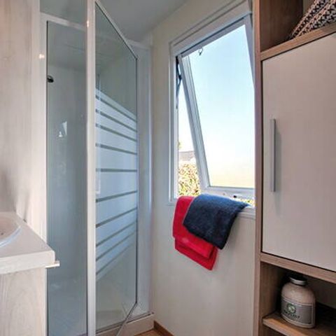BUNGALOW 4 personnes - Mobil-home | Comfort | 2 Ch. | 4 Pers. | Terrasse surélevée non couverte | 1 SDB |