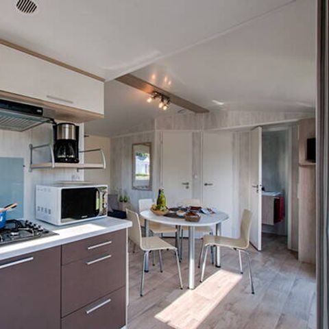 BUNGALOW 4 personnes - Mobil-home | Comfort | 2 Ch. | 4 Pers. | Terrasse surélevée non couverte | 1 SDB |