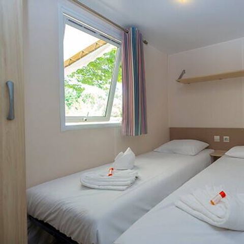 BUNGALOW 6 personnes - Mobil-home | Classic | 3 Ch. | 6 Pers. | Terrasse surélévée non couverte | Clim.