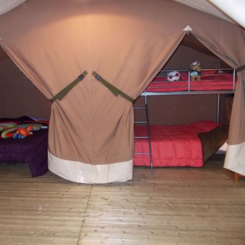 TENTE TOILE ET BOIS 5 personnes - Lodge Confort 4-5 personnes – Toile & Bois – 30 m² – 2 chambres – Électricité - Salle de bain