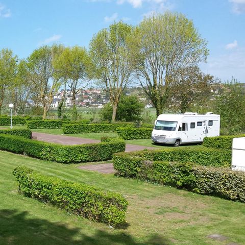 Emplacement - Forfait Confort (1 tente, caravane ou camping-car / 1 voiture / électricité 16A)