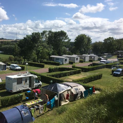 Emplacement - Forfait Confort (1 tente, caravane ou camping-car / 1 voiture / électricité 16A)