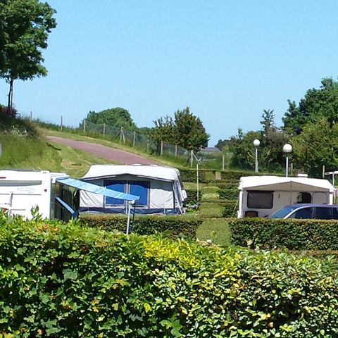Emplacement - Forfait Confort (1 tente, caravane ou camping-car / 1 voiture / électricité 16A)