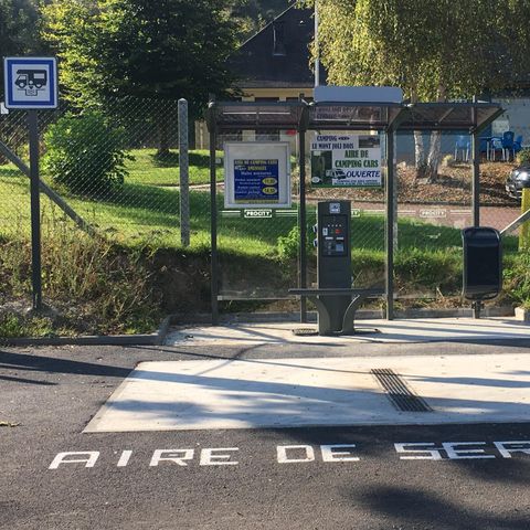 Emplacement - Aire de stationnement camping-car stabilisé (il n'est pas possible d'installer de tentes ni de caravanes)