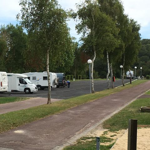 Emplacement - Aire de stationnement camping-car stabilisé (il n'est pas possible d'installer de tentes ni de caravanes)