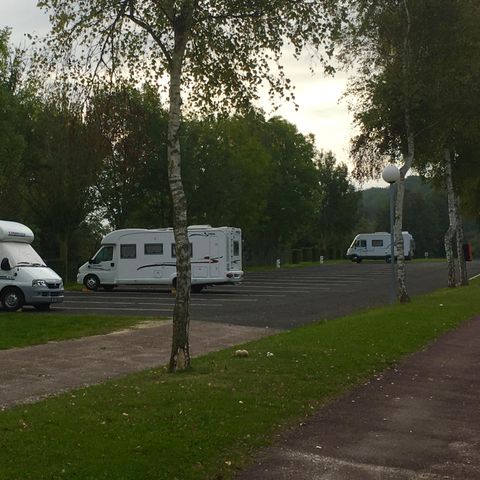 Emplacement - Aire de stationnement camping-car stabilisé (il n'est pas possible d'installer de tentes ni de caravanes)