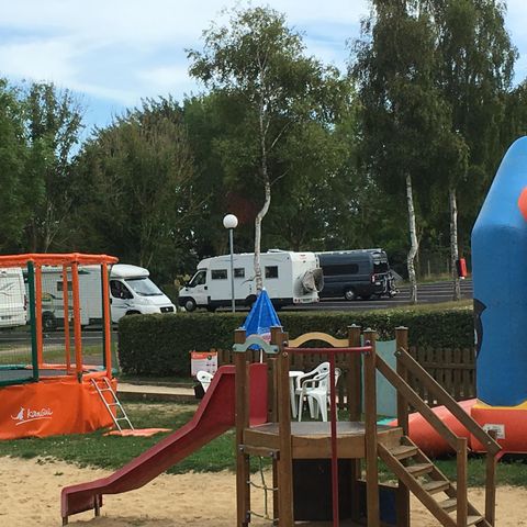 Emplacement - Aire de stationnement camping-car stabilisé (il n'est pas possible d'installer de tentes ni de caravanes)