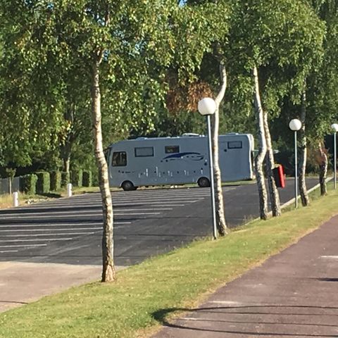 Emplacement - Aire de stationnement camping-car stabilisé (il n'est pas possible d'installer de tentes ni de caravanes)