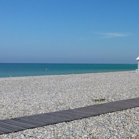 Emplacement - Aire de stationnement camping-car stabilisé (il n'est pas possible d'installer de tentes ni de caravanes)