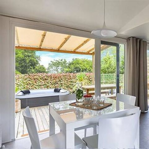BUNGALOW 4 personnes - Mobil-home | Ultimate | 2 Ch. | 4 Pers. | Terrasse surélevée | Jacuzzi | Douche tropicale | Clim. | TV