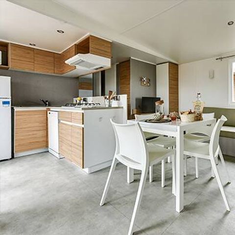 BUNGALOW 6 personnes - Mobil-home | Ultimate | 3 Ch. | 6 Pers. | Terrasse surélevée | 2 SDB | Clim. | TV