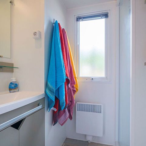 BUNGALOW 4 personnes - Mobil-home | Comfort XL | 2 Ch. | 4 Pers. | Terrasse surélevée | 2 SDB | Clim. | TV