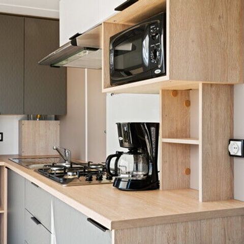 BUNGALOW 4 personnes - Mobil-home | Comfort XL | 2 Ch. | 4 Pers. | Terrasse surélevée | 2 SDB | Clim. | TV