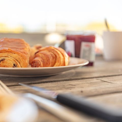 BUNGALOW 4 personnes - Mobil-home | Comfort XL | 2 Ch. | 4 Pers. | Terrasse surélevée | 2 SDB | Clim. | TV