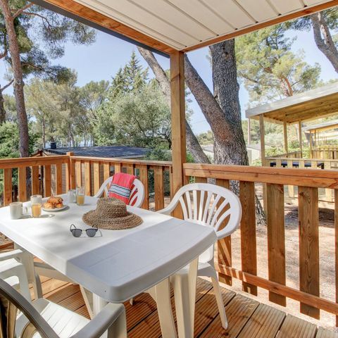 BUNGALOW 4 personnes - Mobil-home | Comfort | 2 Ch. | 4 Pers. | Terrasse surélevée | 1 SDB | Clim.