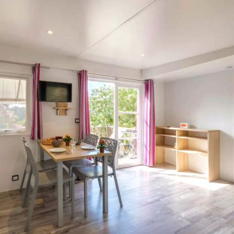 BUNGALOW 4 personnes - Mobil-home | Comfort | 2 Ch. | 4 Pers. | Terrasse surélevée | Clim. | TV