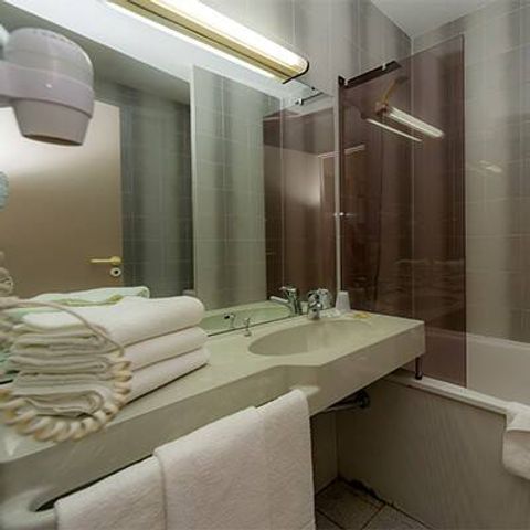 CHAMBRE 2 personnes - Terrasse surélevée | 1 SDB | TV