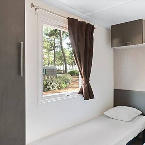 BUNGALOW 6 personnes - Mobil-home | Comfort | 3 Ch. | 6 Pers. | Terrasse surélevée | 2 SDB | Clim.