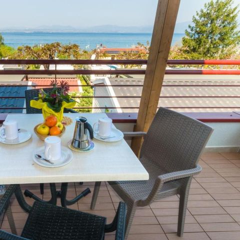 APPARTEMENT 2 personnes - supérieur deux pièces avec vue sur le lac 