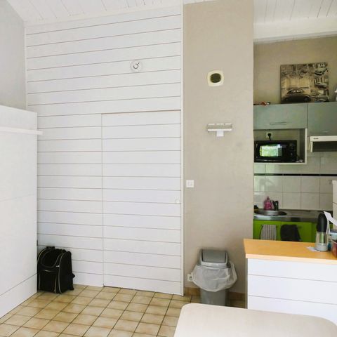 STUDIO 4 personnes - TV - PLANCHA