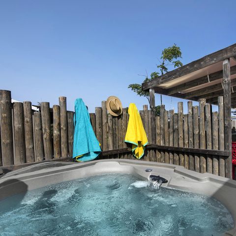 Mobilhome 6 personnes - Trio Premium 4 Pièces 6 Personnes Jacuzzi + Climatisé + TV