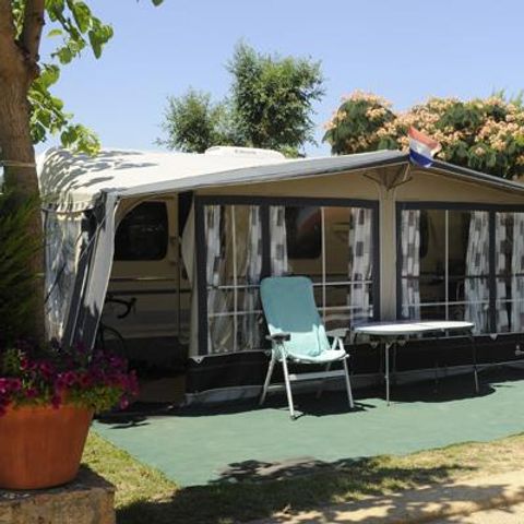 Emplacement - Emplacement : voiture + tente ou caravane + électricité 2/8 pers