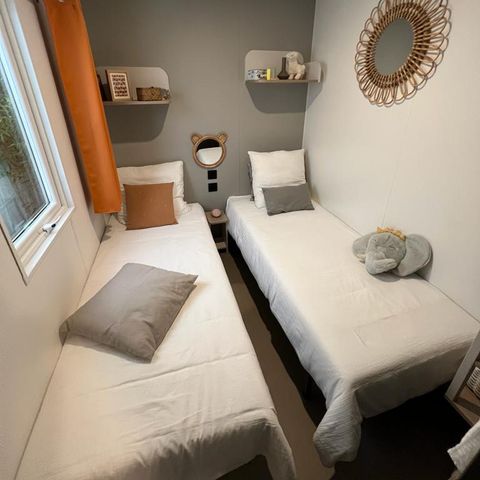 BUNGALOW 4 personnes - Confort 32m² (2 chambres) dont terrasse couverte + TV + BBQ