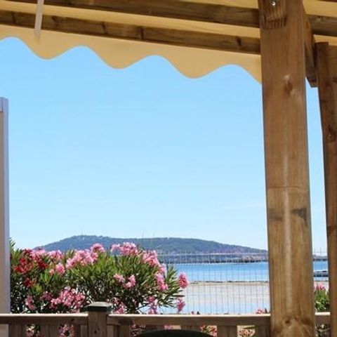 BUNGALOW 6 personnes - ESPACE PREMIUM- 32m2 clim et TV - vue bassin