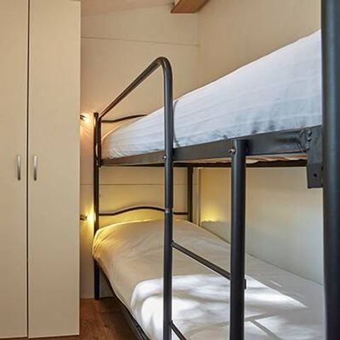 BUNGALOW 6 personnes - Mobil-home | Premium | 3 Ch. | 6 Pers. | Terrasse surélevée | 2 SDB | Clim.