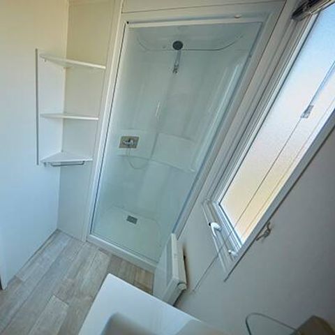 BUNGALOW 6 personnes - Mobil-home | Premium | 3 Ch. | 6 Pers. | Terrasse surélevée | 2 SDB | Clim.