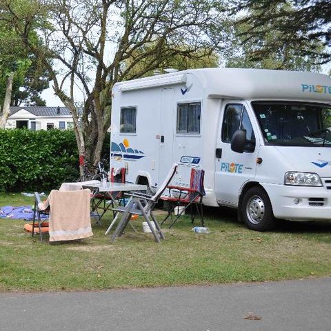 Emplacement - Voiture + douches chaudes + électricité 10A
