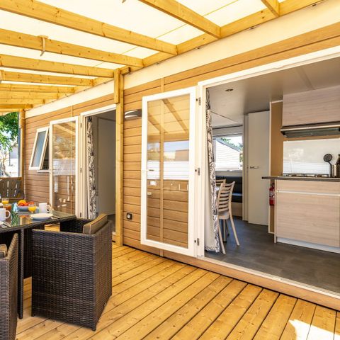 Bungalow 4 personnes - Mobil-home | Premium | 2 Ch. | 4 Pers. | Terrasse surélevée | 2 SDB | Clim. | TV