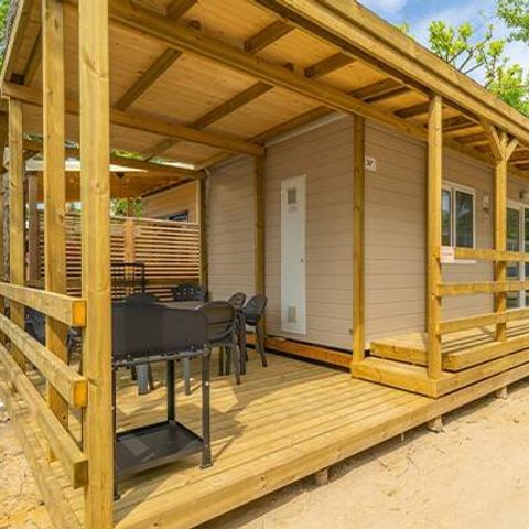 Bungalow 4 personnes - Mobil-home | Premium | 2 Ch. | 4 Pers. | Terrasse surélevée | 2 SDB | Clim. | TV