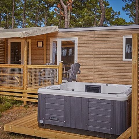 BUNGALOW 6 personnes - Premium Exclusive | 3 Ch. | 6 Pers. | Terrasse surélevée | Jacuzzi | Clim. | TV
