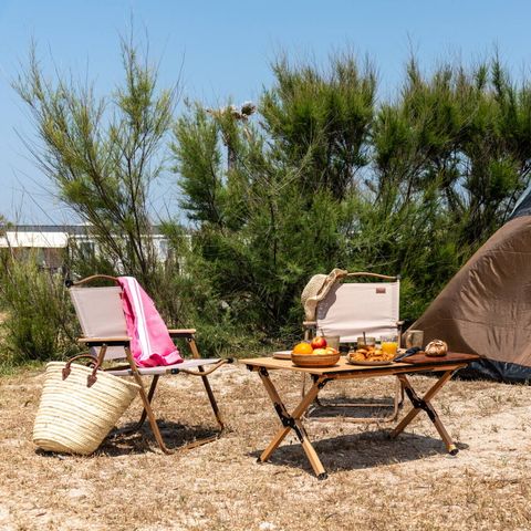 Emplacement - Comfort | Tente | Véhicule -7m | <100m² | Electricité | Pas d'eau