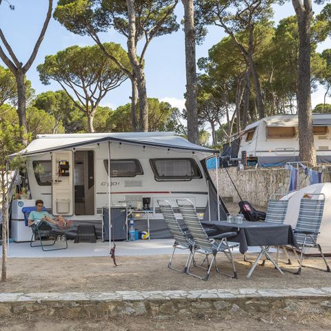 Emplacement - Standard Confort - 60-75m2 - : voiture - Caravane ou camping-car ou tente - Électricité