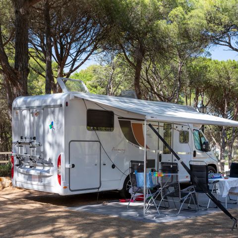 Emplacement - Standard Confort - 60-75m2 - : voiture - Caravane ou camping-car ou tente - Électricité