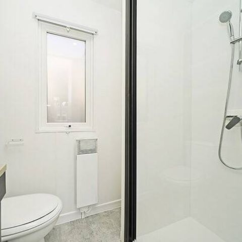 BUNGALOW 6 personnes - Premium | 3 Ch. | 6 Pers. | Terrasse surélevée | 2 SDB | Clim.