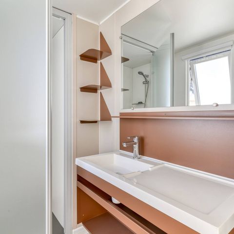 BUNGALOW 6 personnes - Mobil-home | Premium | 3 Ch. | 6 Pers. | Terrasse surélevée | 2 SDB | Clim. | TV