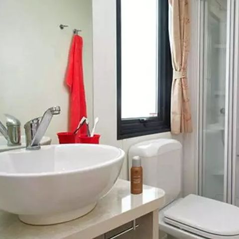 BUNGALOW 6 personnes - Comfort | 2 Chambres | Capacité 4-6 personnes | Terrasse semi couverte | 1 Salle de bain | Climatisation