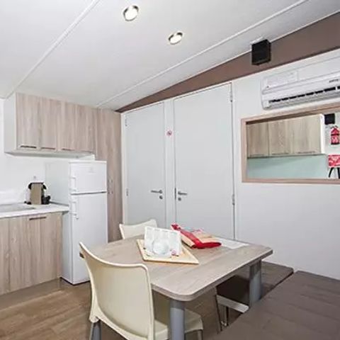 BUNGALOW 6 personnes - Comfort | 2 Chambres | Capacité 4-6 personnes | Terrasse semi couverte | 1 Salle de bain | Climatisation