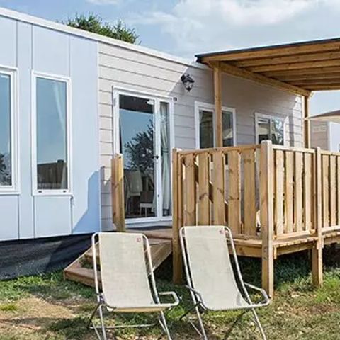 BUNGALOW 6 personnes - Comfort | 2 Chambres | Capacité 4-6 personnes | Terrasse semi couverte | 1 Salle de bain | Climatisation
