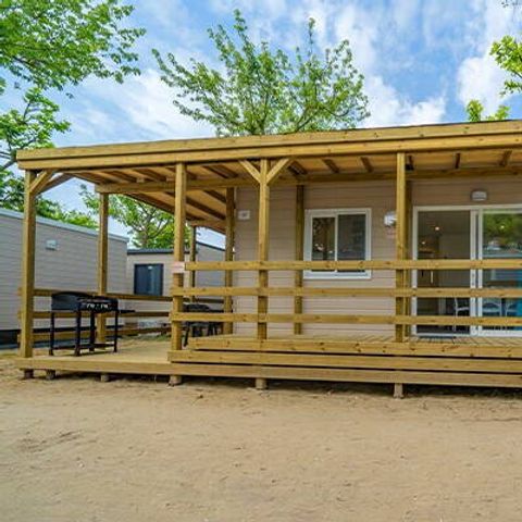 BUNGALOW 5 personnes - Premium | 2 Chambres | Capacité 5 personnes | Terrasse semi couverte | 2 Salles de bain | Climatisation | TV