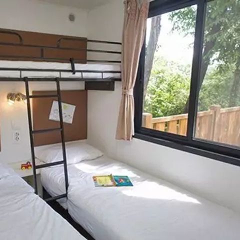 BUNGALOW 6 personnes - Comfort | 2 Chambres | Capacité 4-6 personnes | Terrasse semi couverte | 1 Salle de bain | Climatisation