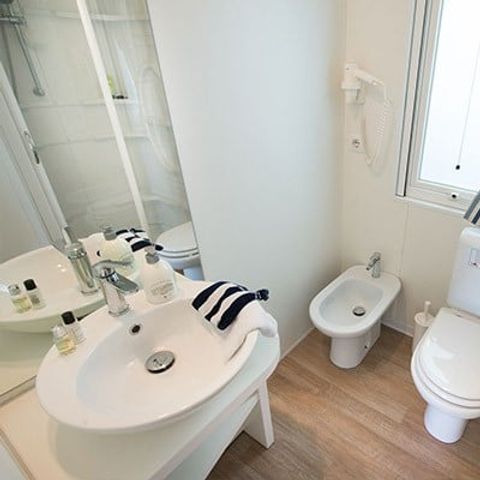 Mobilhome 4 personnes - Comfort XL | 2 Ch. | 4 Pers. | Terrasse surélevée | 2 SDB | Clim.