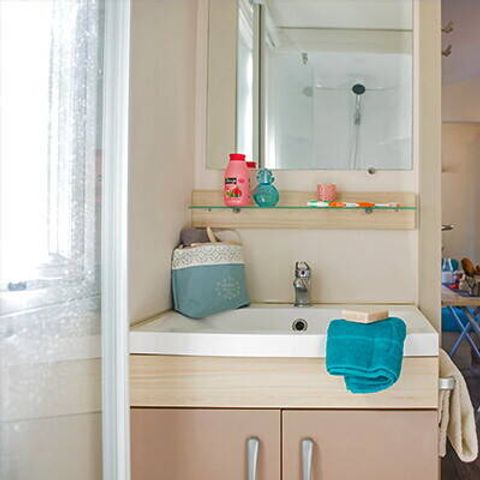 Mobilhome 4 personnes - Classic | 2 Ch. | 4 Pers. | Terrasse surélevée non couverte | 2 SDB | Clim.
