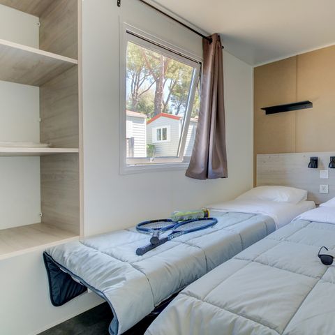 Mobilhome 4 personnes - Classic XL | 2 Ch. | 4 Pers. | Terrasse surélevée | 2 SDB | Clim. | TV