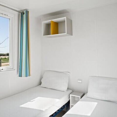 Mobilhome 4 personnes - Mobil-home | Classic | 2 Ch. | 4 Pers. | Terrasse surélevée | 2 SDB | Clim. | TV